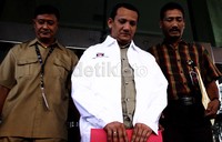 Hidayat yang mengenakan baju tahanan KPK dibawa ke Rutan Guntur, Jakarta. Lamhot Aritonang/detikFoto.
