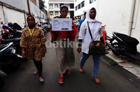 Sejumlah warga Muara Baru berdemonstrasi di Kantor Komnas HAM, Jakarta.
