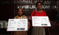 Dalam aksi tersebut, dua orang warga membawa replika tiket pesawat untuk Wakil Gubernur DKI Basuki T Purnama.