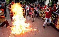 Para pendemo membakar boneka bergambar M Nuh.