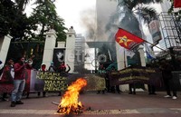 Belasan mahasiswa dari Front Mahasiswa Bersatu berorasi di depan kantor Kementrian Pendidikan dan Kebudayaan.