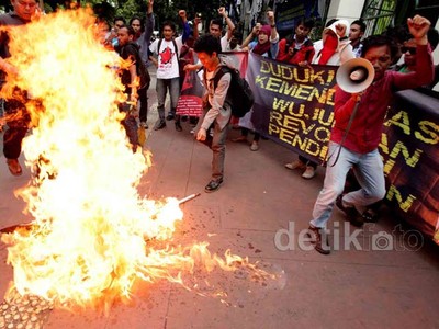 Belasan Mahasiswa Kritik Penyelenggaraan UN