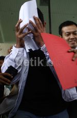 Tutupi Wajah, Effendi Kumala Digiring ke Rutan
