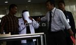 Tutupi Wajah, Effendi Kumala Digiring ke Rutan