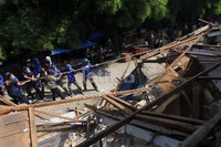 Mereka hanya bisa pasrah saat kios mereka dirobohkan.