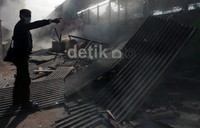 Deretan kios tersebut kini rata dengan tanah.