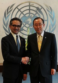 Menteri Luar Negeri RI Dr. Marty Natalegawa bertemu dengan Sekjen PBB Ban Ki-moon. (Kemenlu)