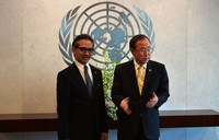 Marty tampak berbincang dengan Ban Ki-moon. (Kemenlu)