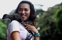 Para pengunjung pun menyempatkan mendatanginya dan langsung memegang hewan tersebut.