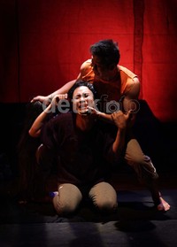 Adegan seorang waria mendapat perlakuan kasar dari preman jalanan. Pentas teater ini tampil sederhana tanpa properti berlebihan ataupun efek multimedia. Namun tetap menarik dengan gaya bahasa yang lugas dan apa adanya.