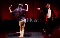 Salah satu penampilan memikat dari tokoh utama yakni seorang yang berperan sebagai waria bernama Sasana (kiri) dan Jaka Wani membangun suasana yang apik.