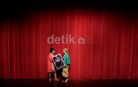 Penulis buku 'Pasung Jiwa' Okky Madasari (kanan) mendapatkan secara simbolik replika buku tersebut dari penerbit. Sebelumnya, Okky juga sempat menulis novel berjudul Entrok (2011) dan 86 (2012).