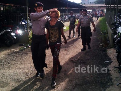 Kabur dari Razia, Anak Punk Tercebur Selokan