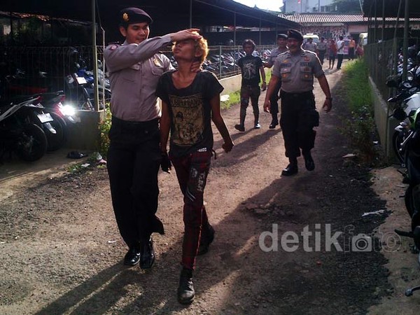 Kabur dari Razia, Anak Punk Tercebur Selokan