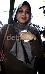 Sefti Sanustika Jenguk Fathanah