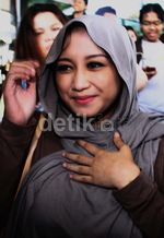 Sefti Sanustika Jenguk Fathanah