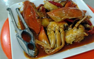 Asyiknya Menyuap Kepiting Saos Padang Plus Cumi Bakar Lezat