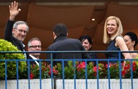 Steven Spielberg selaku kepala dewan juri Festival Film Cannes, menyapa para fotografer bersama Nicole Kidman. AFP/Alberto Pizzoli.