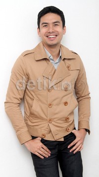 Tian tampil mengenakan jaket coklat. Gus Mun/detikHOT.