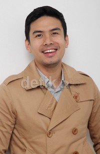 Senyuman sumringah Christian Bautista. Gus Mun/detikHOT.