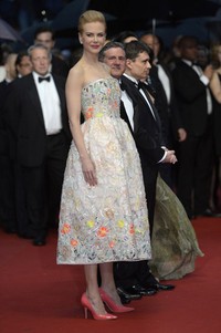 Nicole Kidman tampil anggun dalam balutan gaun dari Christian Dior Couture. AFP PHOTO / ANNE-CHRISTINE POUJOULAT.