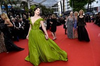 Aktris asal Cina, Zhang Yuqi tampil mencuri perhatian lewat gaun berwarna hijau dari desainer asal asal Rusia Ulyana Sergeenko Couture. AFP PHOTO / ANNE-CHRISTINE POUJOULAT.