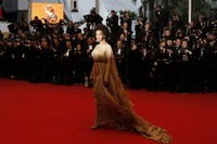 Solange Knowles adik dari Beyonce ini tampil elegan mengenakan gaun dari Stephane Rolland Couture AFP PHOTO / VALERY HACHE.