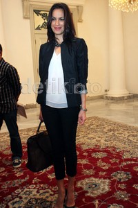 Sophia berpose usai acara jumpa pers Ultah Jakarta di Balaikota, Jakarta, Rabu (15/5/2013). (Noel)