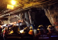Tim penyelamat menggunakan ground support split set dan welded mesh untuk mencegah reruntuhan batu sehingga mereka bisa melaksanakan usaha penyelamatan dan pemulihan. (Wildan Kesuma).