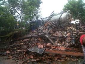 Truk Tanki Hancurkan Rumah Warga Pasuruan