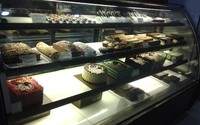 Tampak jejeran produk yang ditawarkan Chocolava. Ada pilihan croissant, roti, choco souffle, choco roll, choco layer, chocolate bar, juga choco cake ball.