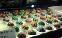 Yang ini adalah marble ball dengan harga Rp 20.000/12 pcs. Tampak menggiurkan dengan hiasan cokelat warna warni.