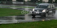 Setelah 3 kali putaran di lintasan basah, detikOto merasakan kenyamanan saat mobil menikung tajam. Beda ketika mencoba di mobil yang menggunakan ban biasa atau ban dari kompetitor. Ketika menggunakan ban dari kompetitor getaran di mobil cukup terasa kuat dan saat tikungan tajam kestabilan pengemudi kurang begitu maksimal.