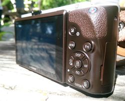Desain Retro nan Stylish Samsung NX300