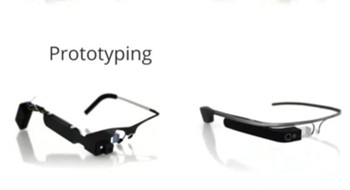     Awal pengembangannya, ternyata peneliti Google Glass menggunakan kacamata berukuran besar yang seperti ditempeli sebuah smartphone dibagian sisinya. (kredit foto: gizmodo)