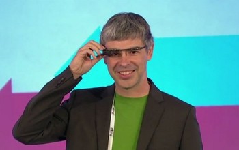 Pendiri dan CEO Google Larry Page pun tak mau kalah. Ia juga turut menjajal kacamata pintar besutan perusahaannya tersebut. (Kredit foto: gizmodo)