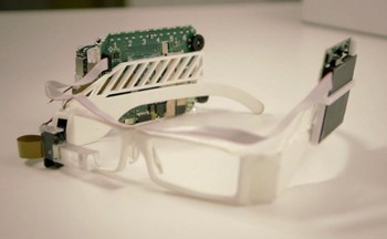 Tren weareble device ini pun turut disadari vendor teknologi lainnya. Dan mereka mencoba menghadirkan perangkat sejenis. (kredit foto: gizmodo)