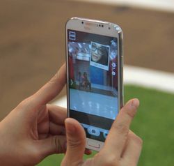 Samsung Galaxy S4 di Tangan Model Cantik