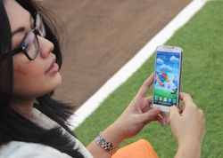Samsung Galaxy S4 di Tangan Model Cantik