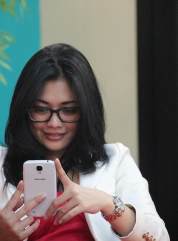     Material plastik tetap dipertahankan Samsung dari Galaxy S generasi pertama yang muncul tahun 2010 sampai S4 di tahun 2013.