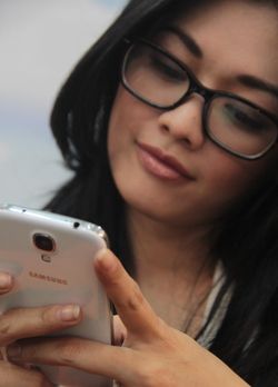 Samsung Galaxy S4 di Tangan Model Cantik