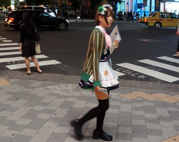     Para sales promotion girls (SPG) yang menawari berbagai produk pun terlihat unik. Sebagian ada yang bergaya mirip serdadu cantik Sailor Moon, Sun Goku dari Dragon Ball, dan beberapa tokoh anime lainnya.