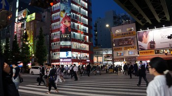 Dengan berbagai produk yang ada di Akihabara maka tak heran jika wilayah ini selalu ramai. Bahkan menjelang malam pun para pengunjung seakan tak pernah surut.