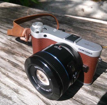     Desain retro nan stylish membalut kamera yang unggul di sektor autofocus. Dengan memakai Hybrid AF, gabungan antara face detection dan contrast detection, kamera ini sangat menguntungkan bagi yang kerap mengambil gambar di event olahraga atau momentum yang melibatkan anak-anak.