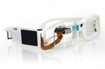 Melalui slide gambar tersebut, terlihat Google memang sangat serius mengembangkan Google Glass. Apalagi perangkat inovatif garapannya tersebut dipastikan membuka era baru wearable device. (kredi foto: gizmodo)