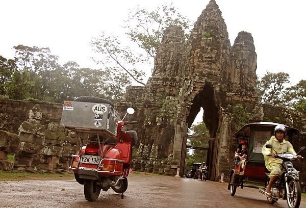 Saat Milne sampai di Angkor Wat, Kamboja (solarpix/dailymail) Saat Milne sampai di Angkor Wat, Kamboja (solarpix/dailymail)