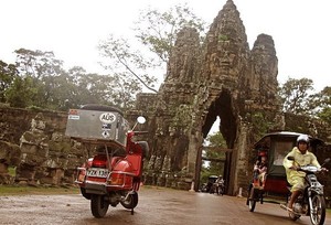 Hebat! Pria Ini Keliling Dunia Naik Vespa