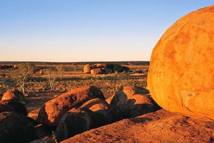 Misteri Kemunculan Batu Setan di Australia