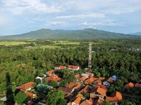 Sebagian bisa melihat pantai, sebagian bisa melihat rumah penduduk lengkap dengan gunung yang melatarbelakangi pemandangan. Sungguh cantik dipandang mata (Shafa/detikTravel)