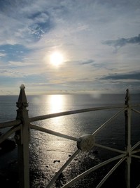 Saat paling cantik menikmati pemandangan dari atas sini adalah sore hari. Tapi sayang, tidak bisa menunggu sampai mentari tenggelam karena mercusuar akan tutup pada pukul 18.00 (Shafa/detikTravel)